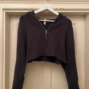 Cropped Hunkydory hoodie - En skitsöt croppad Hunkydory hoodie med luva! Färgen är mörkblå