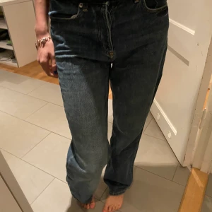 Raka jeans - Raka mellanblåa jeans från zara💙💙sitter bra på mig som är 1,69!