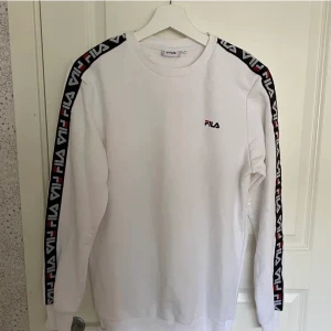 Fila tröja - Tjocktröja från fila med text på sidorna, nyskick. Storlek XS.
