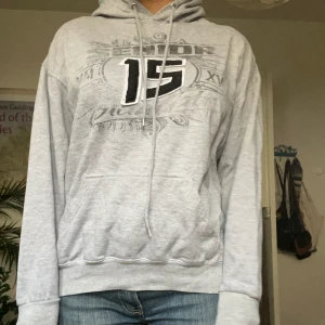 Hoddie - Grå hoddie m coolt tryck!