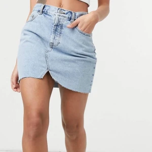 Oanvänd Jeanskjol - Oanvänd Jeanskjol från asos, prislapp sitter kvar.
