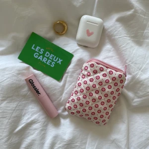 Korthållare - Liten korthållare - allt på bilden får plats. Perfekt att ha i väskan för att få lite ordning. Handsydd av mig. Använd gärna köp nu knappen. Postar samma dag! 💕