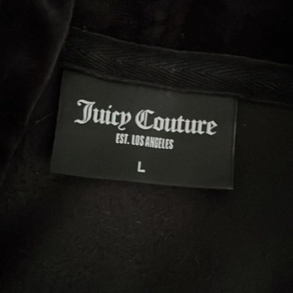 Svart Juicy couture kofta, säljer för den är lite för tajt! De står att den passar L men ja skulle sagt att den skulle passat perfekt för M också! L/M. Den är som ny! Super bra skick. Köpte på juicy couture hemsidan:) . Tröjor & Koftor.