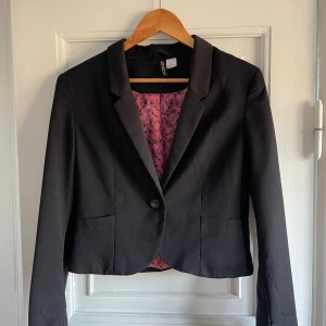 Kortare kavaj - Svart kavaj från HM. Kavajen är i en kort modell och liten i storleken. 💃🏼💃🏼