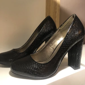 Skit snygga skinn klackar - Oanvända 