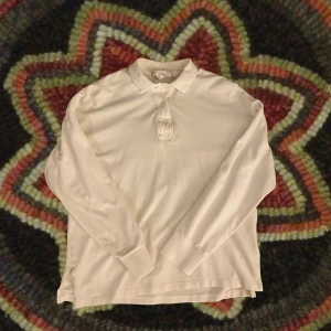 vit Skjorta  - Vit långärmad skjorta!! mer åt gräddvita hållet, mjukt material och är väldigt stor för sin storlek, är vanligtvis M :) (står xxs på den?) Har tyvärr fläckar i underarmen!