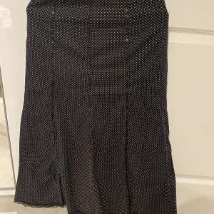 Kjol - Elegant kjol i storlek 40. Sitter väldigt fint och är perfekt för fester eller andra tillfällen 