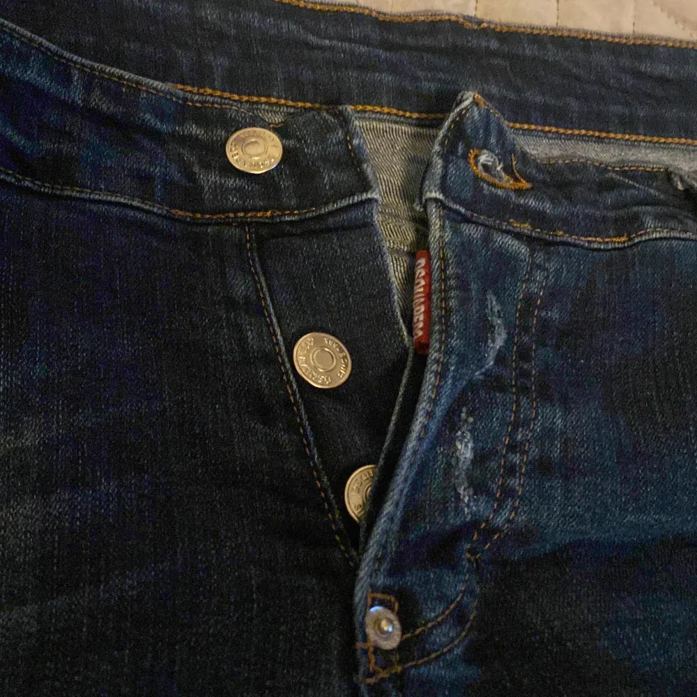 Ett par Dsquared som även finns i lager . Jeans & Byxor.