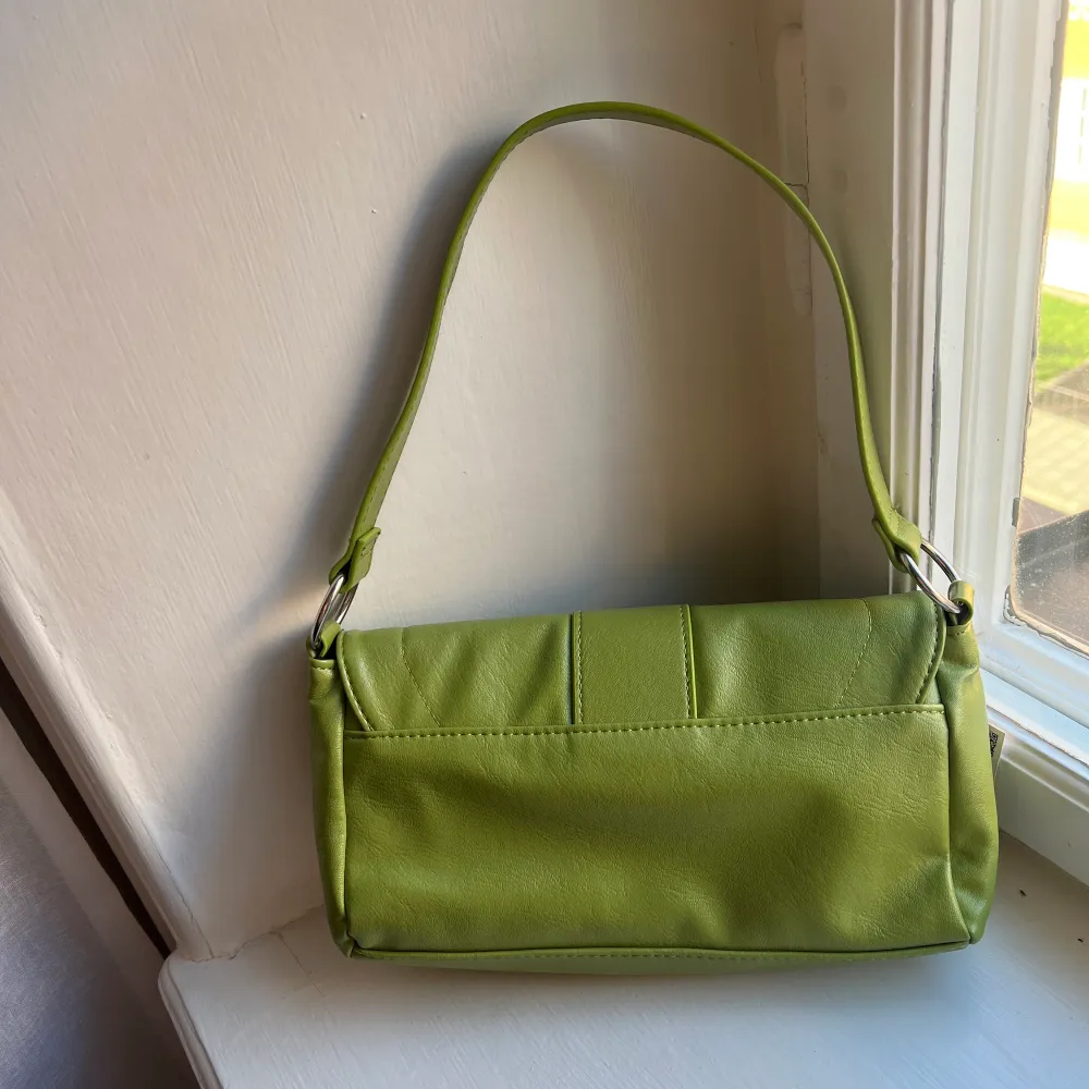 Oanvänd grön handväska från pull & bear. Aldrig blivit använd då jag har liknande väskor redan. Väskor.