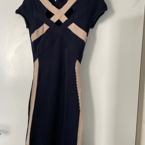 Tight klänning - Mörkblå/beige tight Chiaia Forthi klänning med kors-hjärtformad utskärning på bysten