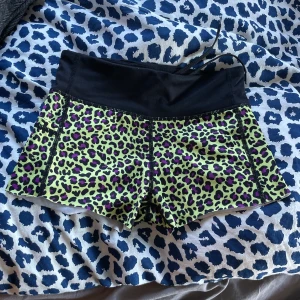 Träningsbyxor i superskick  - Träningsshorts i nyskick använda några få gånger!  Ca 62cm runt midjan & 22 cm långa. Buda eller så säljer jag dem för 69kr +29kr frakt (står köparen för)