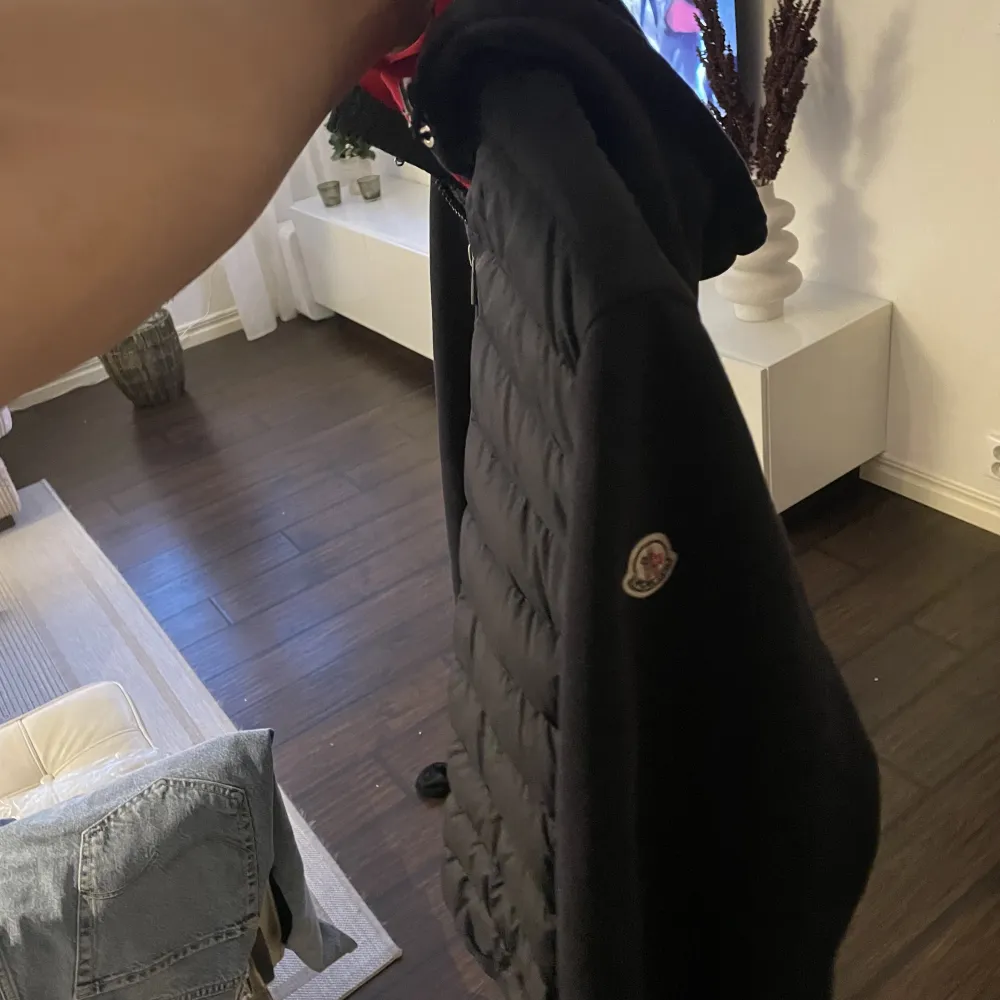 Tjena  Säljer min Moncler cardigan  Strl L  Skick 8/10 2800kr!!  . Jackor.