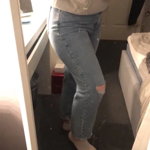 Jeans  - Sköljer ett par blåa jeans med ett hål vid knät ifrån hm 💗 jeans är bara använda en gång och är då i ett jätte bra skick 💗 byxorna är i storlek 42💗 
