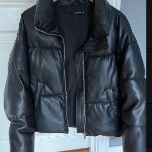 Svart vinterjacka - Jag säljer denna svarta vinterjackan i skinnimmitation från Gina Tricot i strl XS💕 den är superfin och har inga defekter.