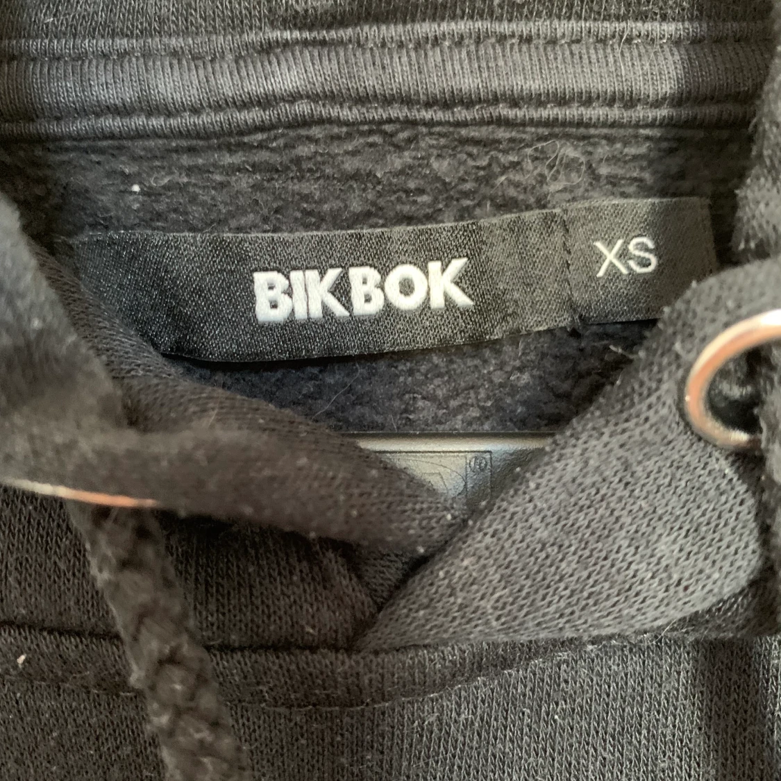 Svart croppad hoodie - 92