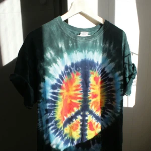 tie-dye peace hippie - !lånade bilder av förra ägaren, skriv för fler💕cool färgglad hippie t-shirt, ej använd av mig inte min stil 