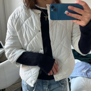 Trekvartsärmad dunjacka!!! - Säljer denna superfina dunjacka med trekvartsärmade armar! Den är vit vilket är såå fint til vintern❤️‍🔥