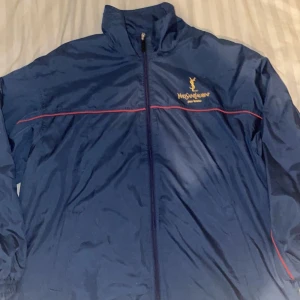 Saint Laurent jacka - En vintage saint Laurent jacka i stl LL motsvarar ”L” sjukt fett o funkar till allt Cond: 8,5/10