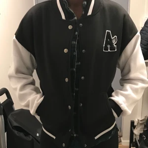 Svart kofta  - Säljer min svarta kofta för att jag ser ingen användning till den har bara liggat i min garderobe. Säljer den för 120kr 