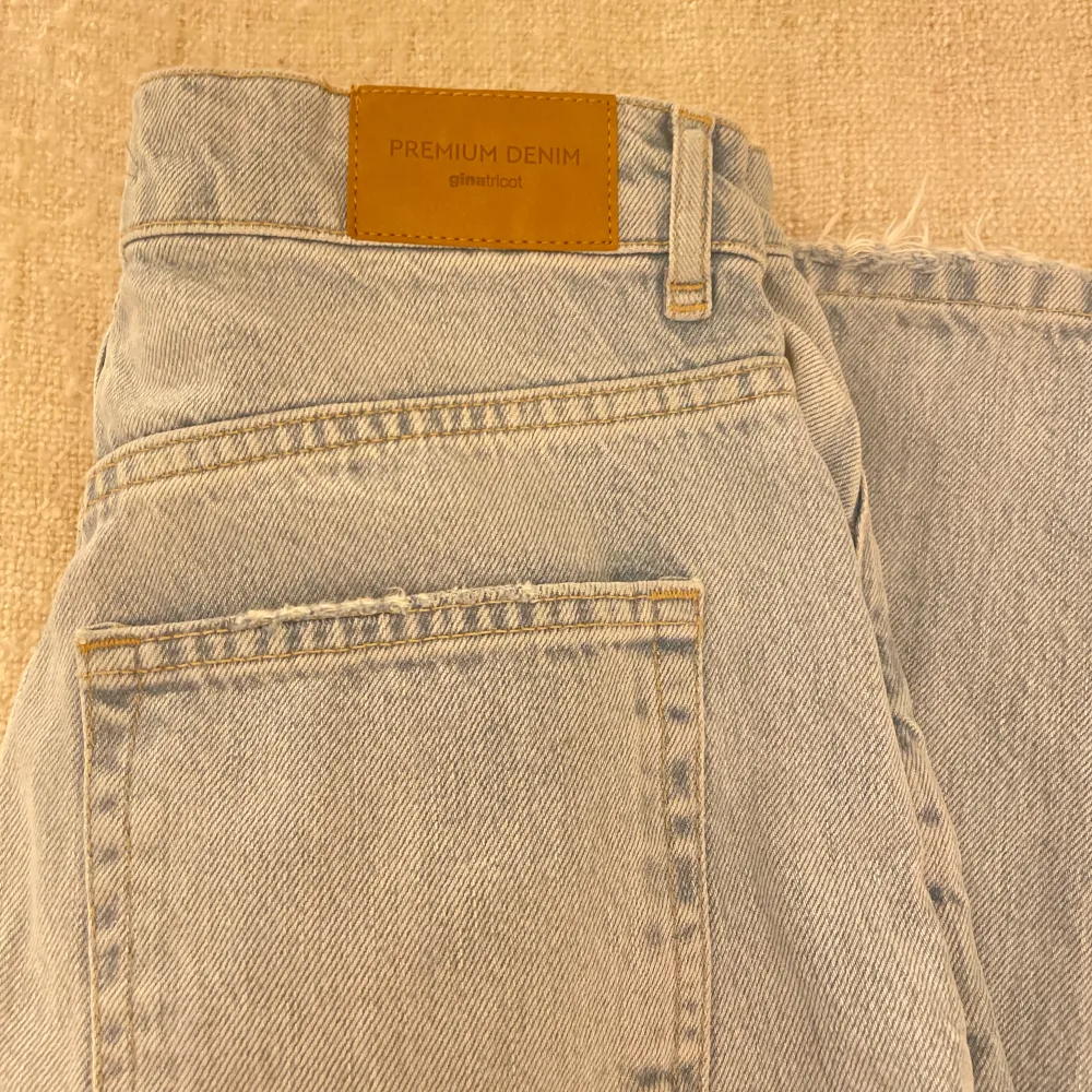 ljusblåa jeans säljer på grund av att dem inte kommer till användning, i ett väldigt fint skick då jag bara använt dem 2 gånger🙌🏻💓. Jeans & Byxor.