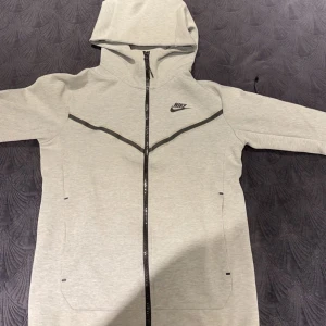 Nike teach fleece - Har använt ett par månader men har ingen skada nånstans och bara 350 kr i snabb affär