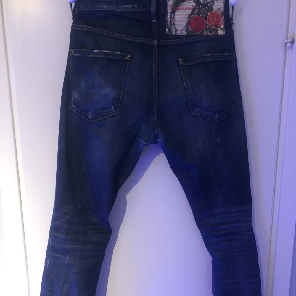 Säljer nu mina Dsquared2 jeans då dem blivit för små . storlek 46. Hör genast av vid intresse!  (Byten kan vara intressant). Jeans & Byxor.