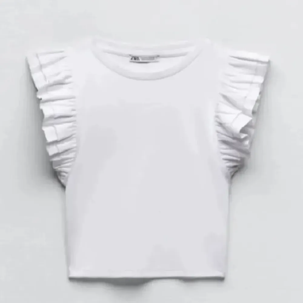 Säljer en super fin t-shirt från Zara i storlek L Hör av er vid frågor 💘. Toppar.