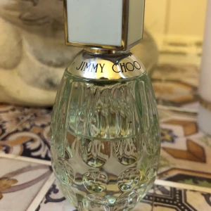 Parfymer  - Jimmy choo Floral , köpt för ca 1 månad sen ! 150 kr ! Ca 70 procent kvar ! Oscar dela renta köpt för ca 3 månader sen  , ca 50-60 procent kvar , 100 kr ! Båda för 200 kr ! 