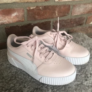 Puma - Ljusrosa Puma i typ nyskick. Äkta.  Använda 1-2ggr.  Storlek 35 200kr, frakt tillkommer 
