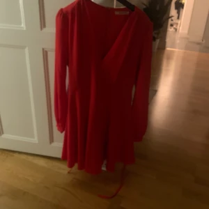 Klänning NA-KD  - Nyskick, skönt material, normal i strl. Längd till strax ovanför knäna, är 178 cm. Midjeband som sitter fint. 