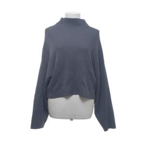 grå/blå stickad tröja från zara ☕️🍁sjukt snygg färg, lite tjockare & perfekt nu till hösten !! (viskos 63%, nylon 37%)