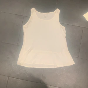 Vit topp - Vit topp med volang 