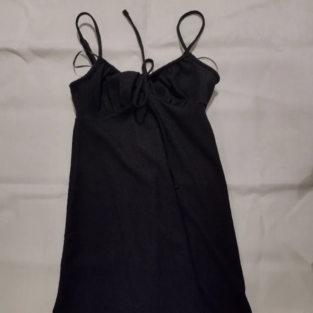Här är det en jätte fin svart klänning från Gina Tricot 💕 Bra skick och använd 1 gång. 50kr+frakt TRYCK INTE PÅ KÖP NU . Klänningar.