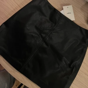 Kjol H&M - Helt ny kjol från H&M  Liten i storleken passar nog mer någon som har 38.  Frakt tillkommer på 59kr annars kan den hämtas i nacka 