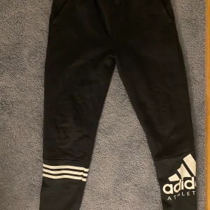 Adidas mjukis  - Säljer lågmidjade adidas mjukis som jag aldrig har använt och som även är lite för små då mina vader är ganska stora. 