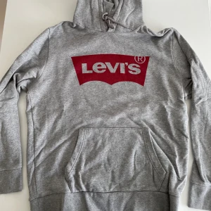Levis hoodie grå - Bra skick, grov textur, rätt rak i passform