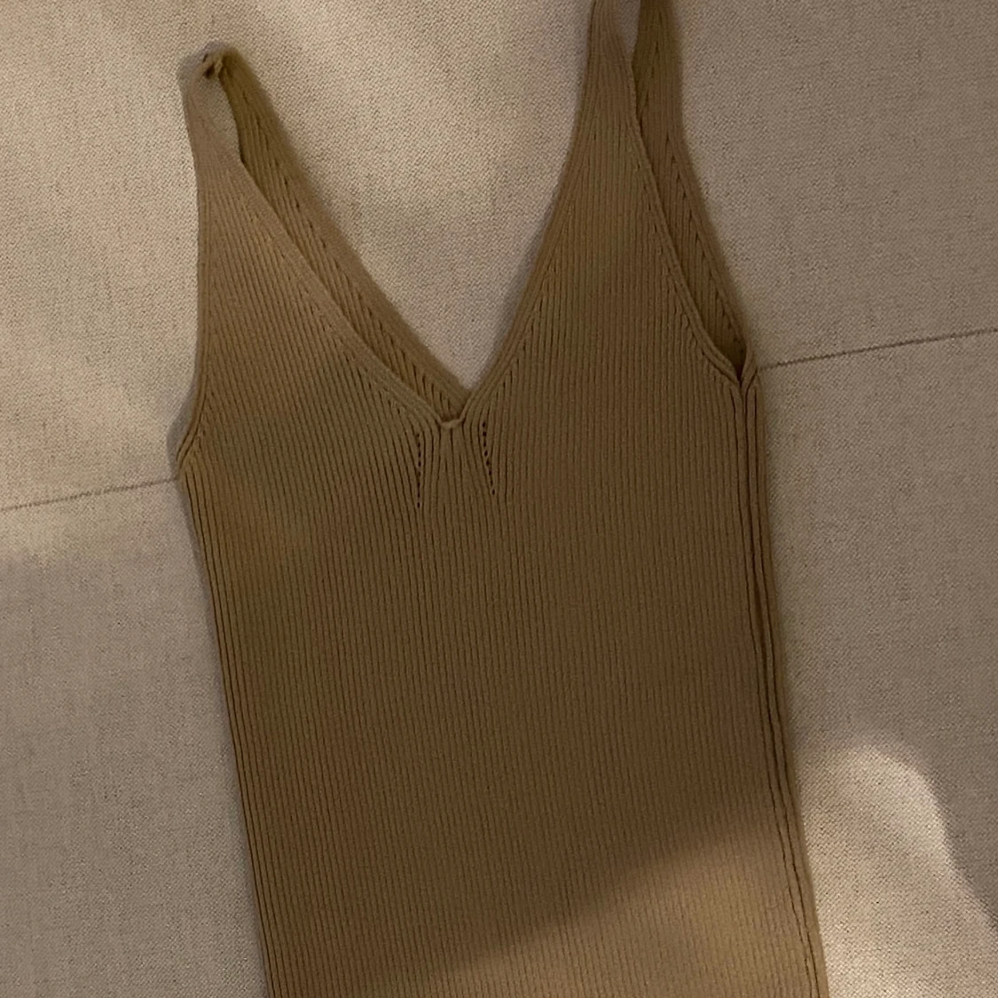 Beige ribbad klänning  - 90