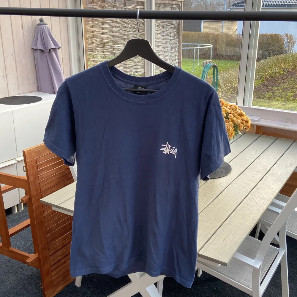 Stüssy T-Shirt Skön passform/tts Säljer pga för liten/växt ur  Köparen står för frakten. T-shirts.