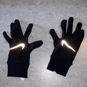 Nike Handskar / Sporthandskar - 99kr, 149kr ifall man köper dessa handskar och med nike masken som finns med i min profil. Nike handskar med touch som skyddar kyla. Inte tvättade. Storlek S och passar inte mig har väldigt långa fingrar.