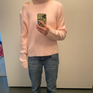 Mango tröja - Stickad tröja ifrån mango, köpt för några veckor sedan men kommer inte till användning. Så i bra skick. Jätteskönt material. Storlek L men skulle mer säga s/m