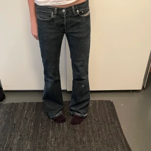 Lågmidjade diesel jeans - Lågmidjade jeans ifrån diesel. Jättesköna och fina men kommer tyvärr inte till användning. Inga fickor där bak vilket jag tycker ör snyggt. Lite slitningar längst ner men de tycker jag bara är coolt.
