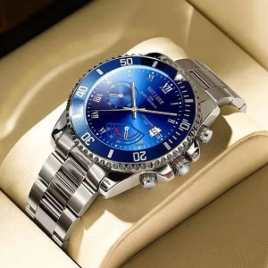 Silver klocka  - Helt nya, oanvänd  Rostfritt stål  Kommer i befintligt skick  Kom privat för bilder  Kan skicka och mötas upp 