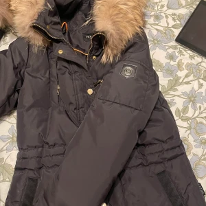 Hollies stockholm storleck 36 - Jag har haft den jacka ett år sen.Men har inte använt den sp mycket.Det passar verkligen jätte bra.Eftersom jag kommer inte använda den jackan darför jag säljer jackan.