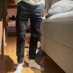 Jack n Jones tapered/Paul  - Byxor från Jack n Jones storlek 32/32. Fickor på sidor och bak, resor nere på byxorna. Bra skick. 