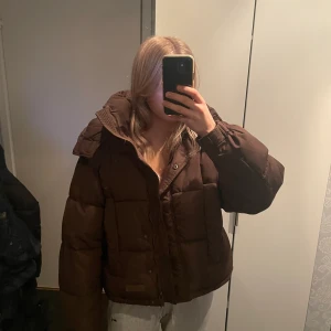 Sixth june jacka - Trendig jätte fin brun jacka ifrån Sixth june🤎Knappt använd och säljes för fel storlek. Frakt ingår i priset🤗 Nypris:949kr 