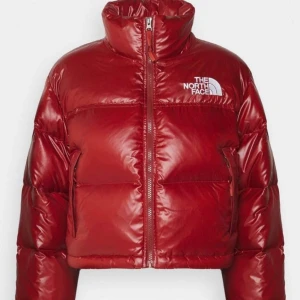 Röd north face jacka  - Jättefin north face jacka i nyskick. Storlek xs men passar som en xs/s. Köptes för 2700. Tryck inte på köp nu!  💓