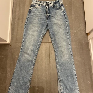 Zara jeans med slits - Näst intill helt oanvända zara byxor, har storlek 38 och är 167 cm lång och dom är långa för mig🫶🏼
