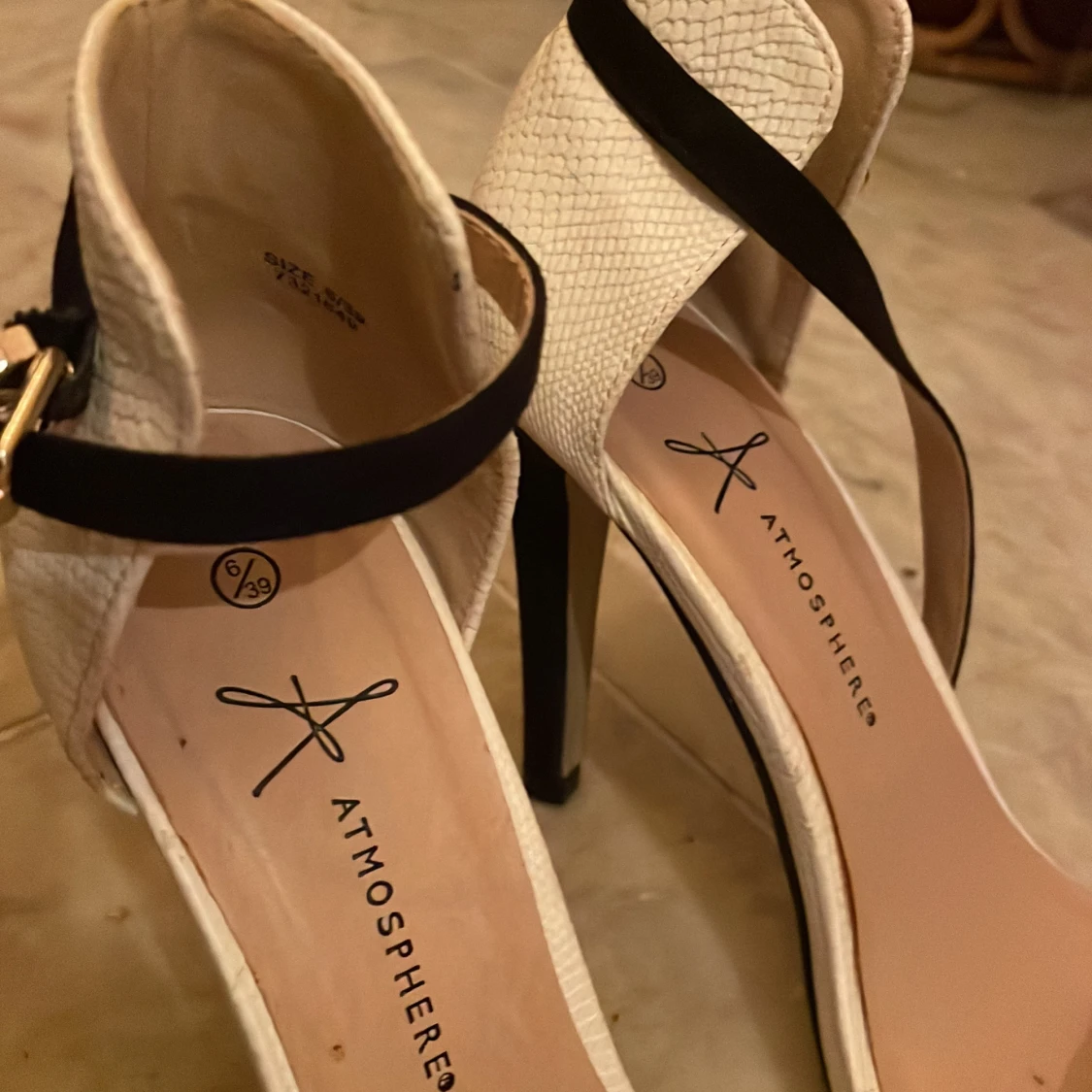 Fina höga öppna skor i nyskick  - 91