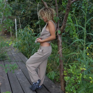 set av väst och kostymbyxor - Kostym set som endast är använt 1 gång! Jättefin beige färg!!!