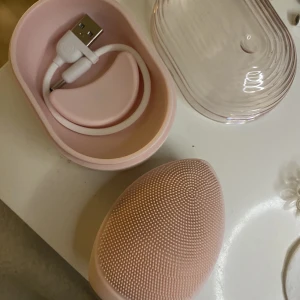 ”Foreo” - Compact cleansing brush från Lyko, Foreokopia. Använd 2 gånger, självklart tvättad och desinfekterad efter. Den har tre hastigheter, värmefunktion, & går i 2 minuter sen stänger den av automatiskt. Värmefunktionen ger en riktigt lyxig känsla! Nypris 599kr